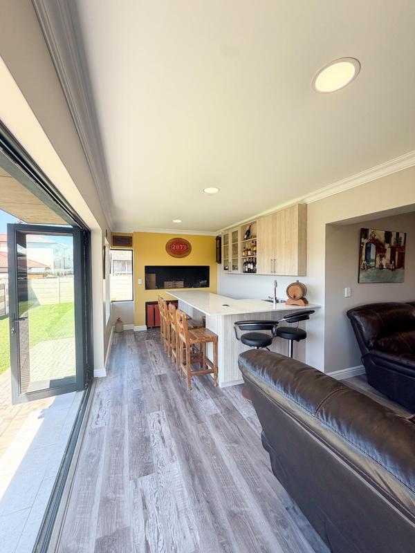 5 Bedroom Property for Sale in Reebok Western Cape
